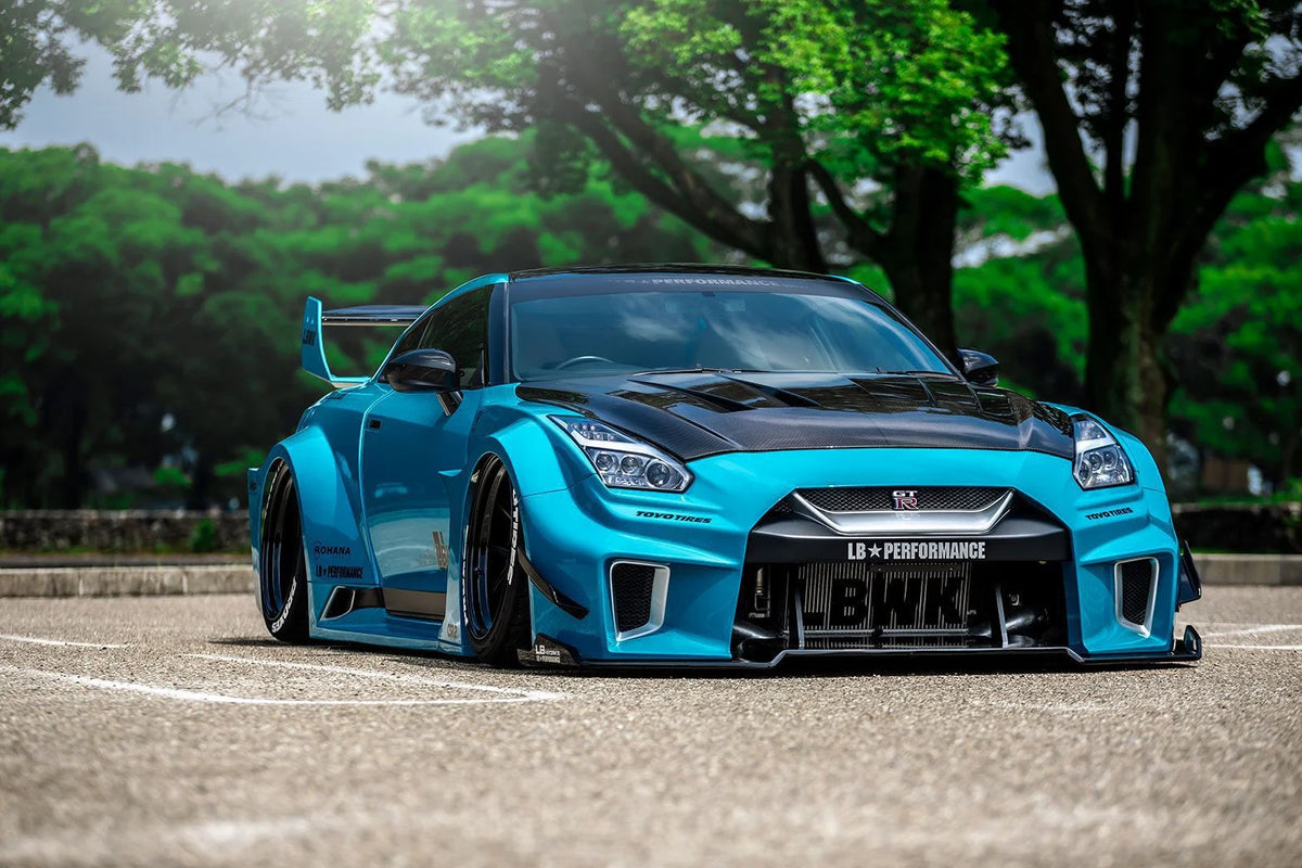 Nissan GTR upgraded to LB version fiberglass widebody kit