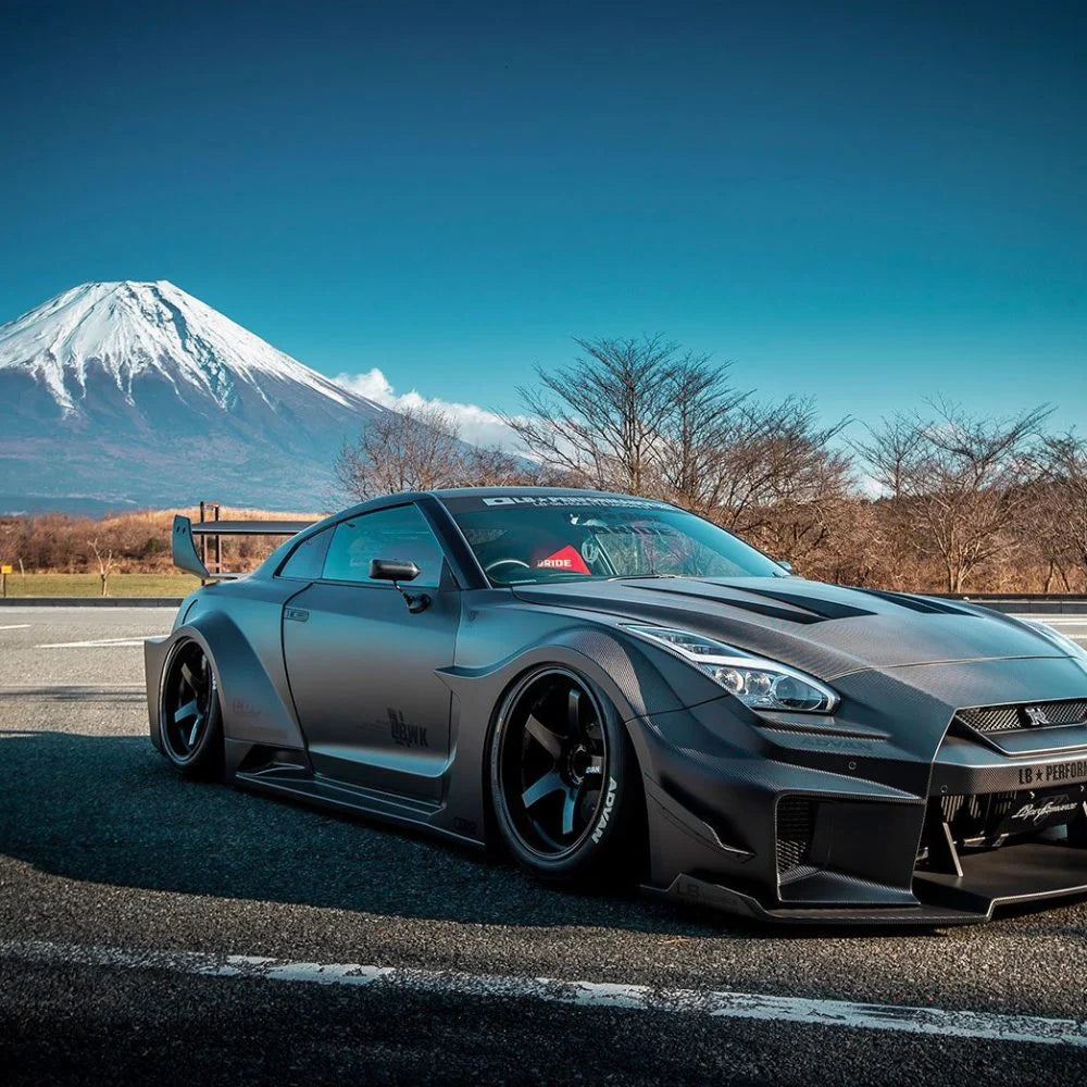 Nissan GTR upgraded to LB version fiberglass widebody kit