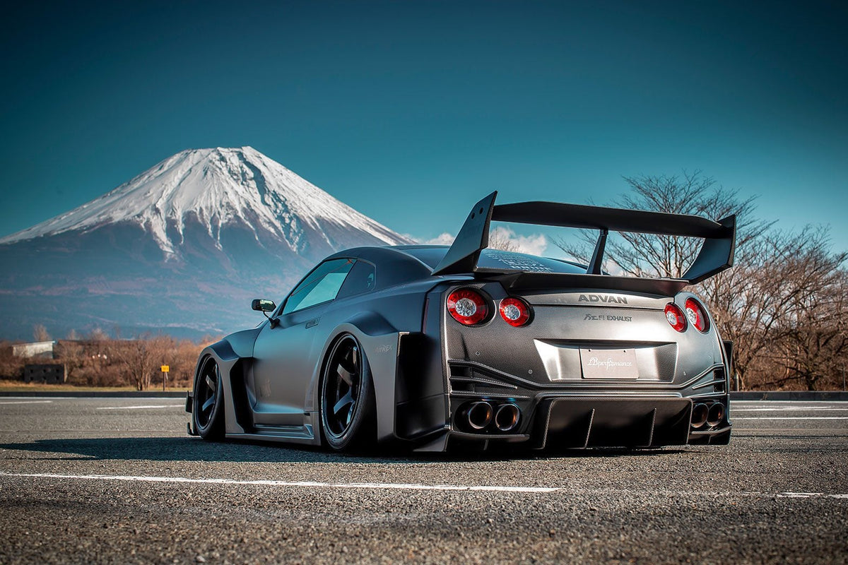 Nissan GTR upgraded to LB version fiberglass widebody kit