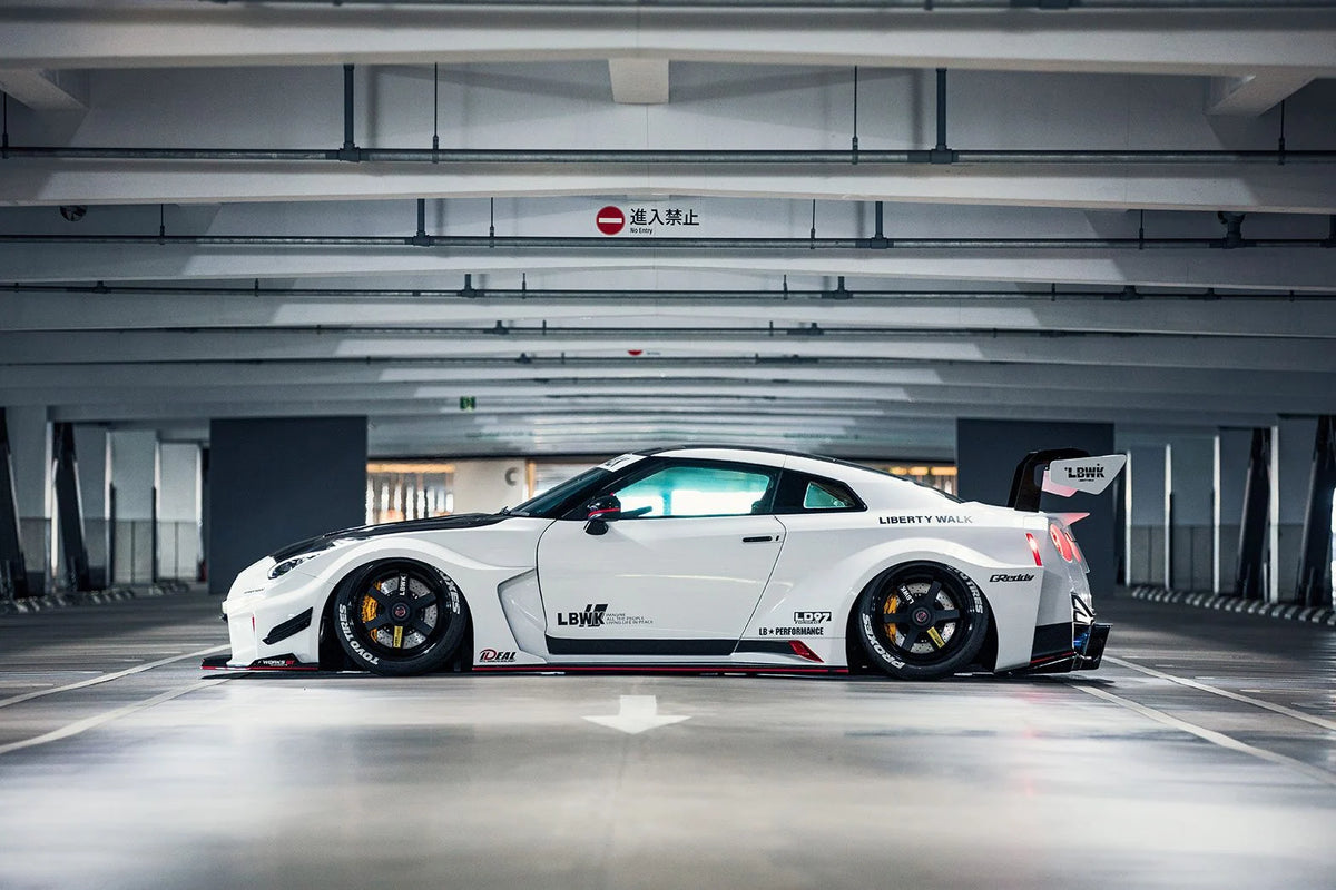 Nissan GTR upgraded to LB version fiberglass widebody kit