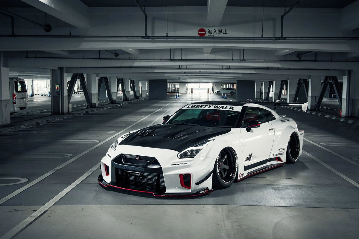 Nissan GTR upgraded to LB version fiberglass widebody kit